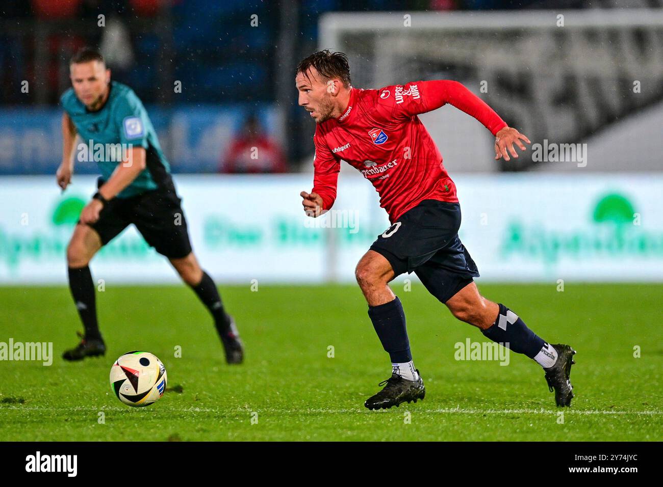 Unterhaching, Deutschland. 27 settembre 2024. Simon Skarlatidis (Unterhaching, 30) AM Ball, 27.09.2024, Unterhaching (Deutschland), Fussball, 3) LIGA, SPVGG UNTERHACHING - SV SANDHAUSEN, LE NORMATIVE DFB/DFL VIETANO QUALSIASI USO DI FOTOGRAFIE COME SEQUENZE DI IMMAGINI E/O QUASI-VIDEO. Credito: dpa/Alamy Live News Foto Stock