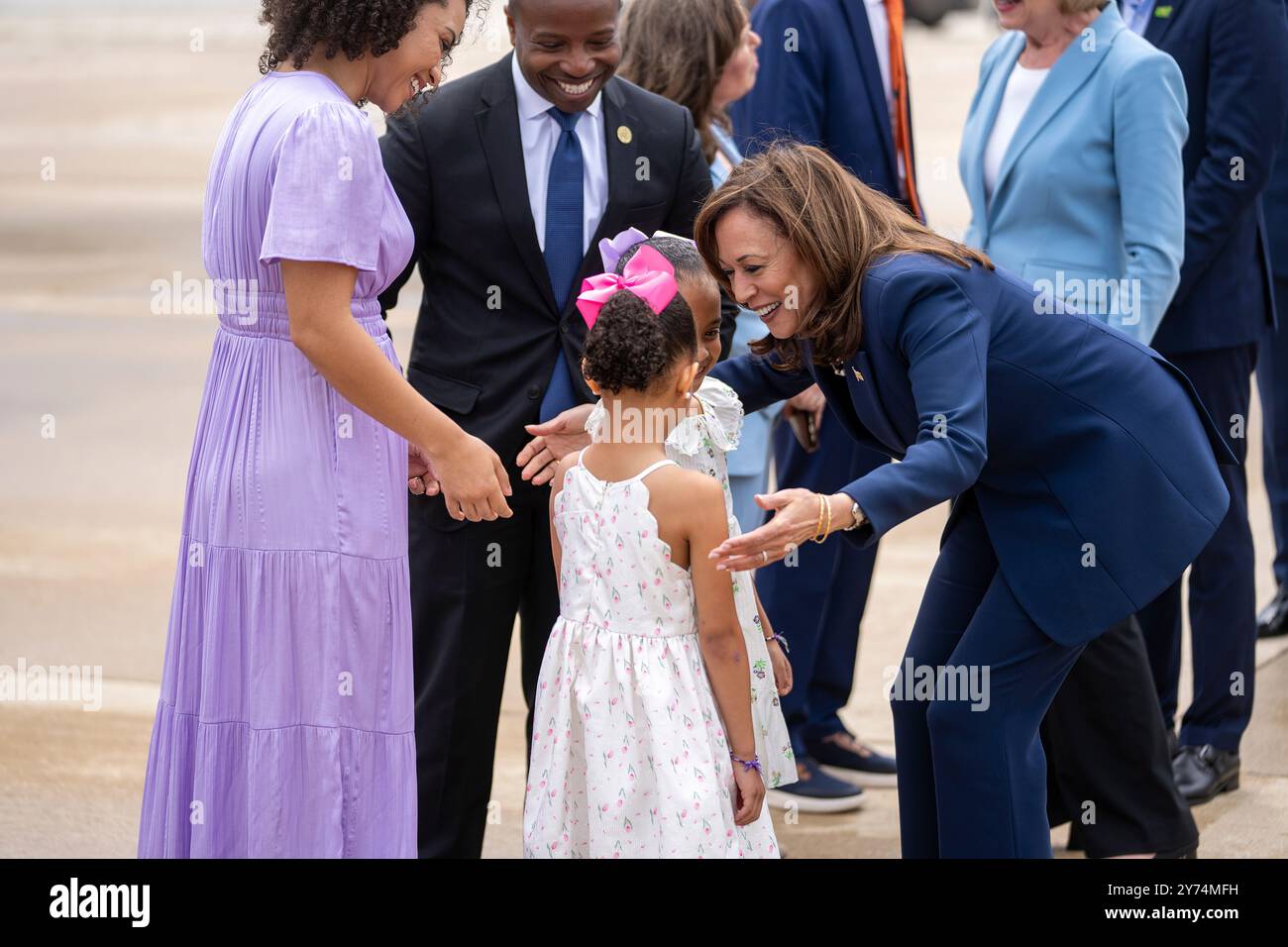 Il vicepresidente Kamala Harris saluta il governatore Tony Evers (D-WI), il tenente governatore Sara Rodriguez (D-WI), il segretario di Stato del Wisconsin Sarah Godlewski (D-WI), il direttore esecutivo della contea di Milwaukee David Crowley (D-WI) e la signora Erica Crowley, e il sindaco Cavalier Johnson (D-WI) presso l'aeroporto internazionale Milwaukee Mitchell, martedì 23 luglio 2024, a Milwaukee, Wisconsin. (Foto ufficiale della Casa Bianca di Lawrence Jackson) Foto Stock