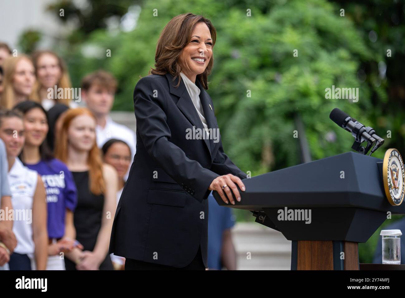 Il vicepresidente Kamala Harris fa osservazioni in occasione di un evento della Casa Bianca NCAA Sports Day, lunedì 22 luglio 2024, al South Portico. (Foto ufficiale della Casa Bianca di Lawrence Jackson) Foto Stock