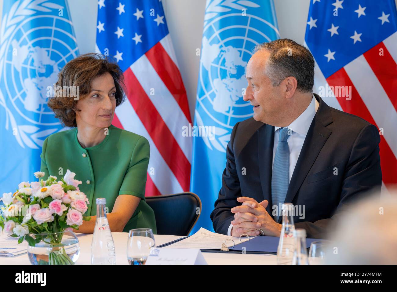 Second Gentleman Doug Emhoff partecipa a una tavola rotonda con gli stakeholder dell'UNESCO, giovedì 8 agosto 2024, presso l'UNESCO di Parigi, Francia. (Foto ufficiale della Casa Bianca di Katie Ricks) Foto Stock