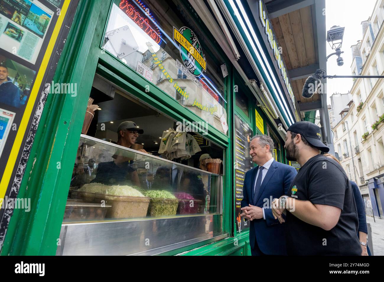 Second Gentleman Doug Emhoff ordina da un negozio Falafel, venerdì 9 agosto 2024, a Parigi, Francia. (Foto ufficiale della Casa Bianca di Katie Ricks) Foto Stock