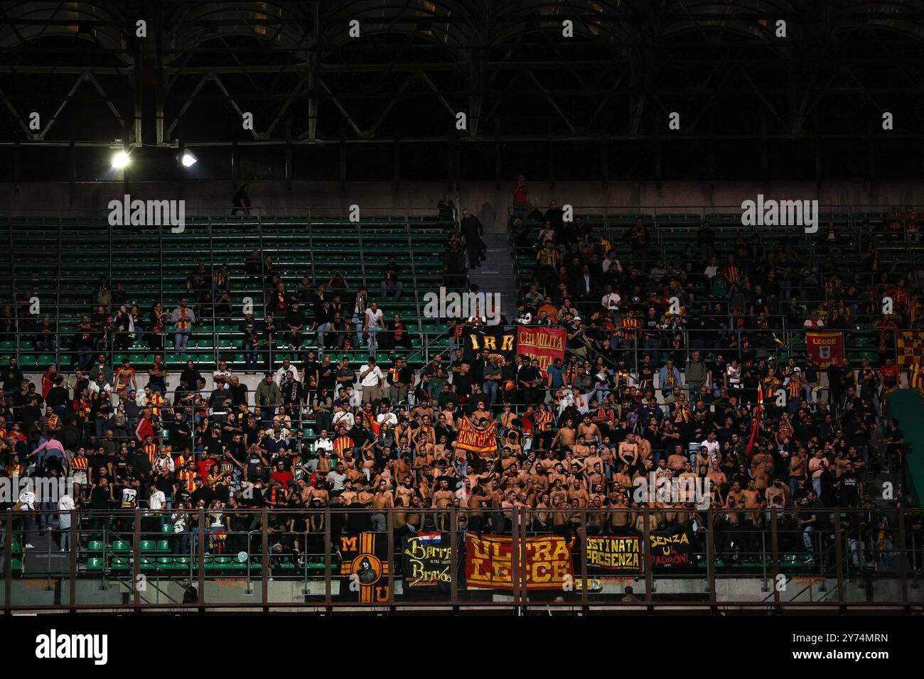 Milano, Italia. 27 settembre 2024. Italia, Milano, 2024 09 27: I tifosi della US Lecce sventolano le bandiere e mostrano striscioni negli stand durante la partita di calcio AC Milan vs US Lecce, serie A Tim 2024-2025 giorno 6, San Siro StadiumItaly, Milan, 2024 09 27 - AC Milan vs US Lecce, Lega calcio serie A Tim 2024-2025, giorno 6 allo stadio San Siro. (Foto di Fabrizio Andrea Bertani/Pacific Press/Sipa USA) credito: SIPA USA/Alamy Live News Foto Stock