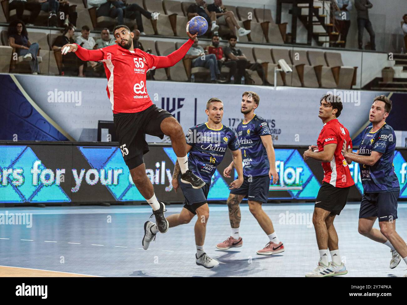 Cairo, Egitto. 27 settembre 2024. Mohamed Lashien (1° L) di al Ahly SC spara durante il 17° IHF Men's Club World Championship 2024 Group B primo round match tra Sydney uni HC dell'Australia e al Ahly SC dell'Egitto al Cairo, Egitto, 27 settembre 2024. Crediti: Ahmed Gomaa/Xinhua/Alamy Live News Foto Stock