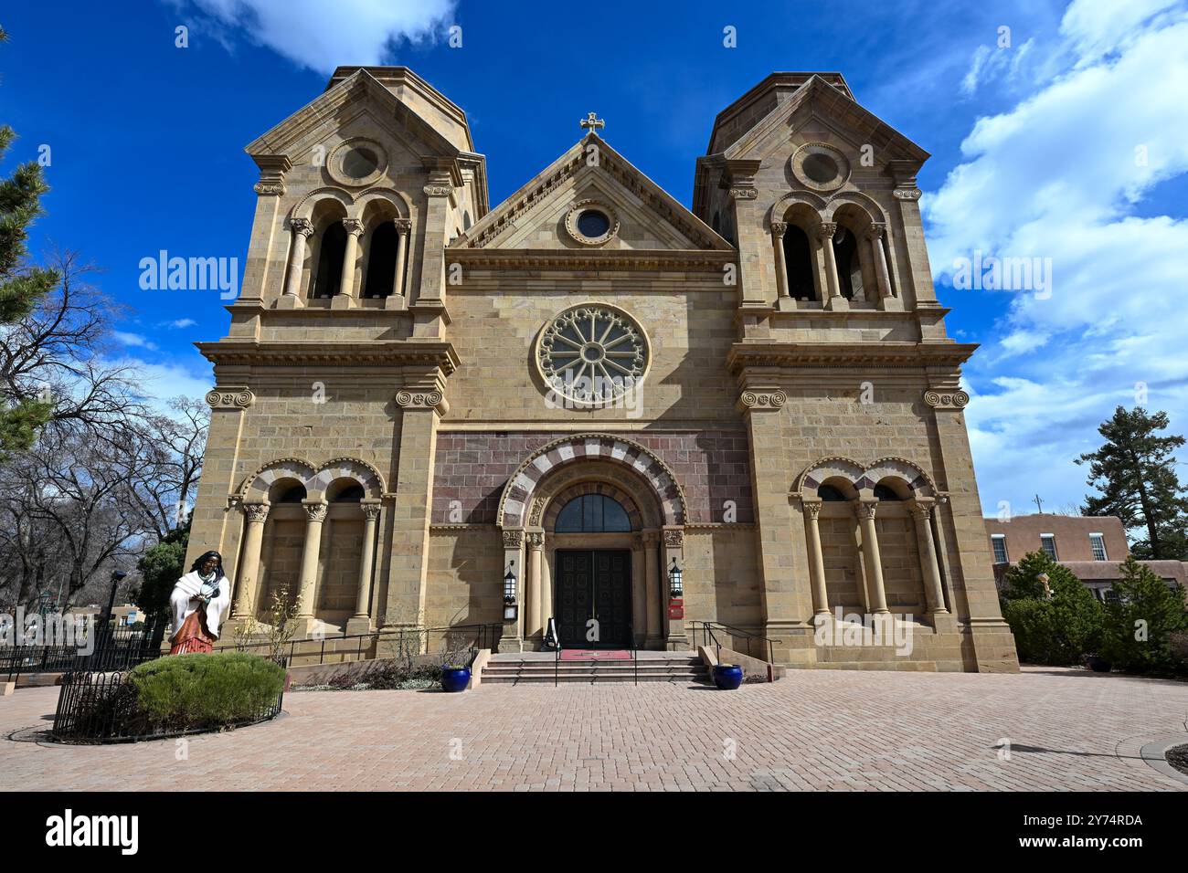 La facciata della Basilica Cattedrale di San Francesco d'Assisi a Santa Fe, nuovo Messico. Foto Stock