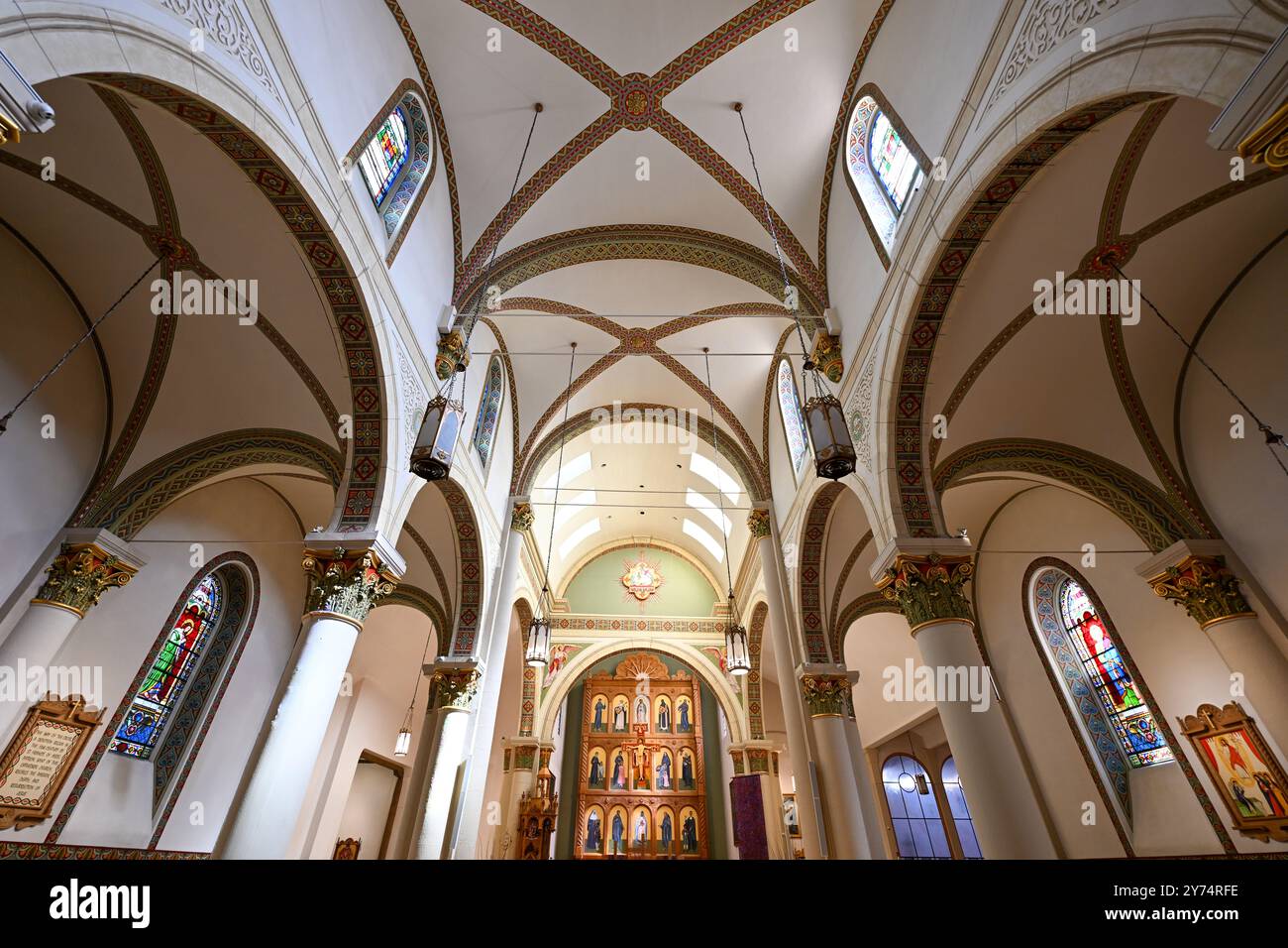 Santa Fe, New Mexico - 27 febbraio 2024: La facciata della Basilica Cattedrale di San Francesco d'Assisi a Santa Fe, New Mexico. Foto Stock