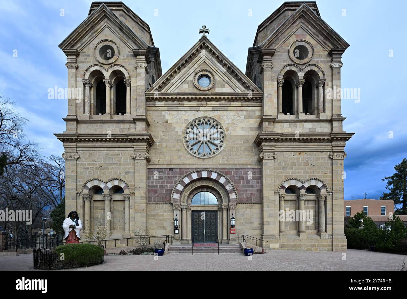 La facciata della Basilica Cattedrale di San Francesco d'Assisi a Santa Fe, nuovo Messico. Foto Stock