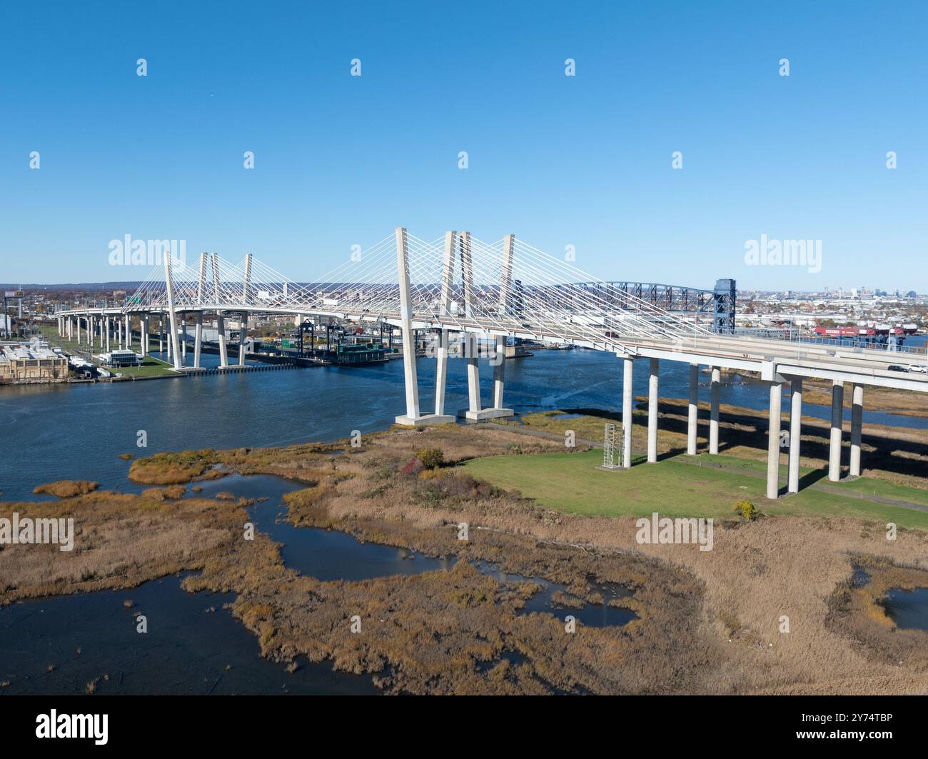 Vista aerea del New Goethals Bridge, che attraversa lo stretto di Arthur Kill tra Elizabeth, New Jersey e Staten Island, New York, in un pomeriggio di sole. TH Foto Stock