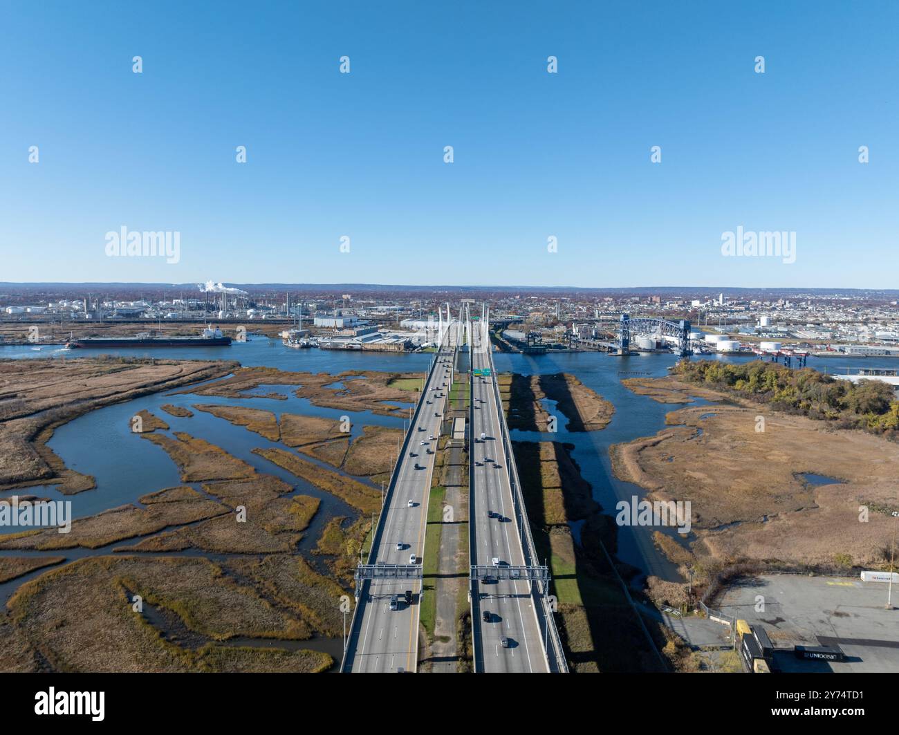 Vista aerea del New Goethals Bridge, che attraversa lo stretto di Arthur Kill tra Elizabeth, New Jersey e Staten Island, New York, in un pomeriggio di sole. TH Foto Stock