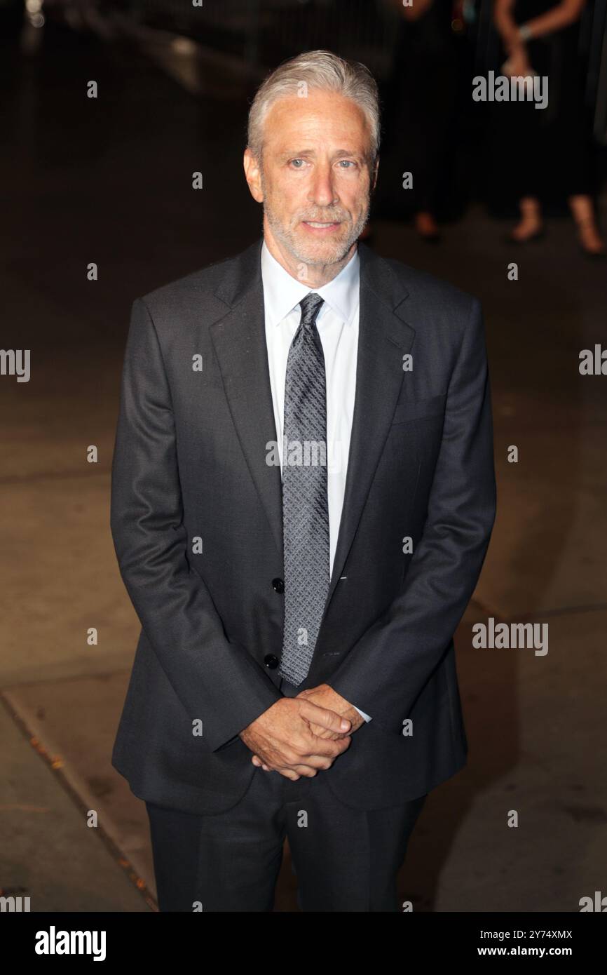 New York, NY - 26 settembre 2024: Celebrities Arriven at the Albies, ospitato dalla Clooney Foundation for Justice presso la New York Public Library. Tra gli arrivi degni di nota c'era Jon Stewar. L'evento celebrò la giustizia globale e i diritti umani, con figure influenti del mondo dell'intrattenimento, della moda e dell'attivismo che si unirono per sostenere la missione della fondazione. Foto: Giada Papini Rampelotto/EuropaNewswire Foto Stock