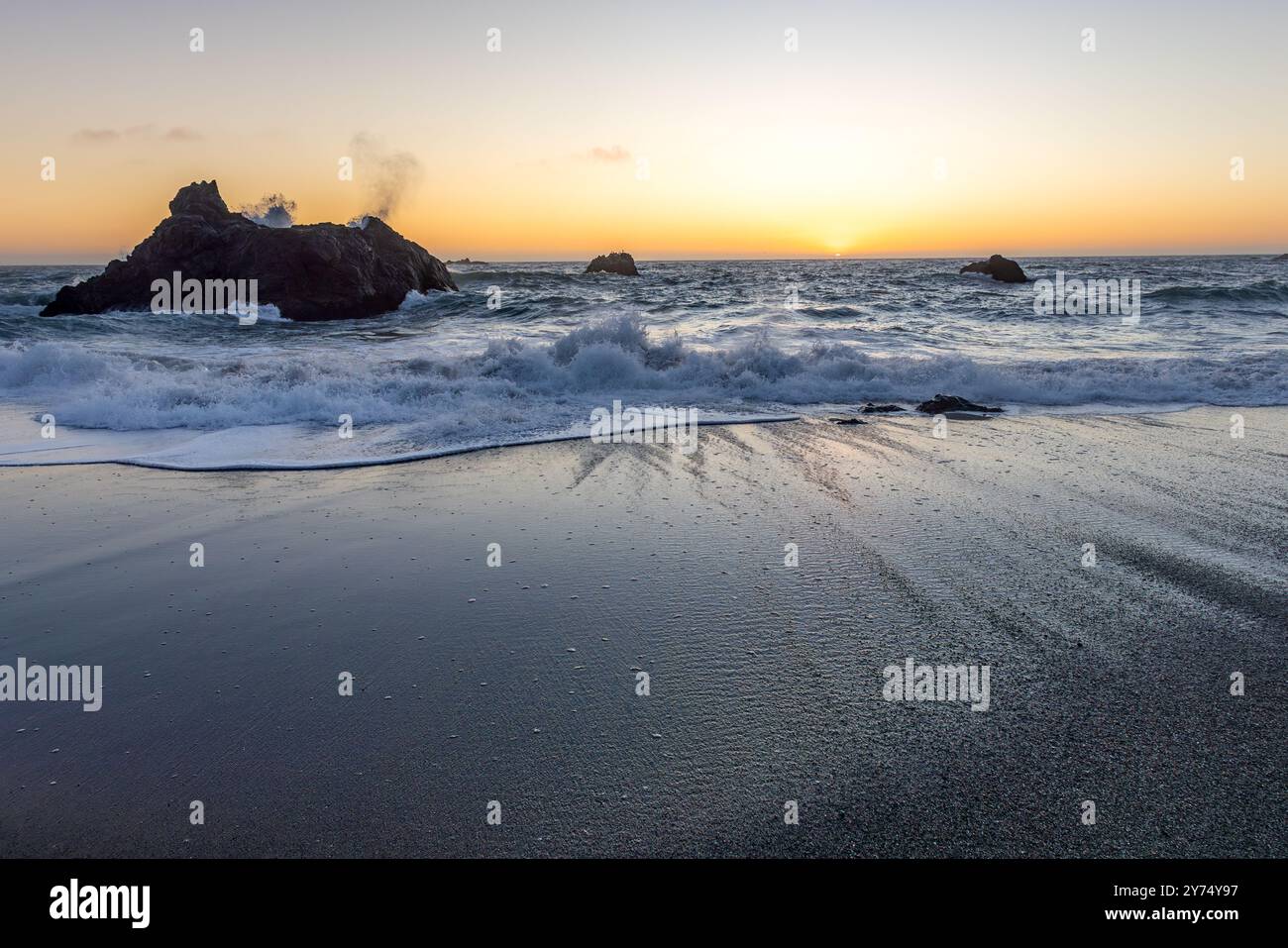 Splendida estate sulla costa rocciosa della California settentrionale. Foto Stock