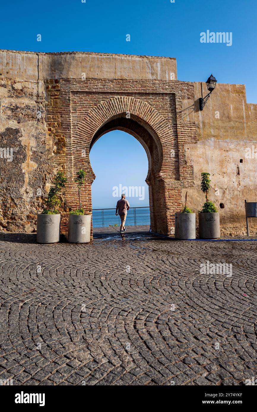 L'arco moresco della porta di Bab al Bahr separa il cortile della Kasbah dallo stretto di Gibralter e dall'Oceano Atlantico Foto Stock