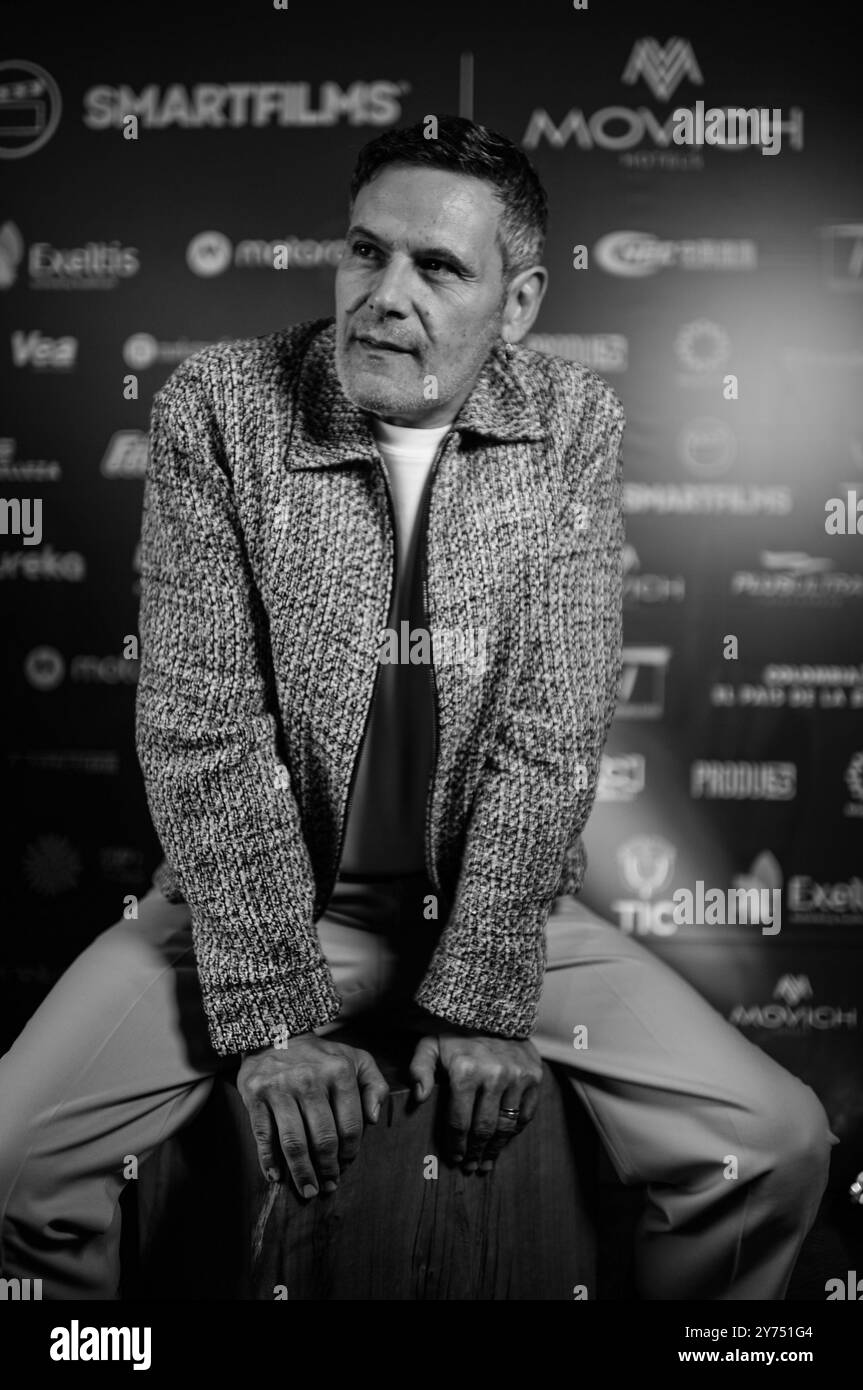 Bogotà, Colombia. 27 settembre 2024. [NOTA DELL'EDITORE: IMMAGINE ELABORATA IN BIANCO E NERO COME ALTERNATIVA] l'attore spagnolo Roberto Enriquez, protagonista della serie TV "Vis a Vis" posa durante un servizio fotografico nella sala stampa del festival cinematografico SMARTFILMS a Bogotà, Colombia, 27 settembre 2024. Foto di: Sebastian Barros/Long Visual Press credito: Long Visual Press/Alamy Live News Foto Stock