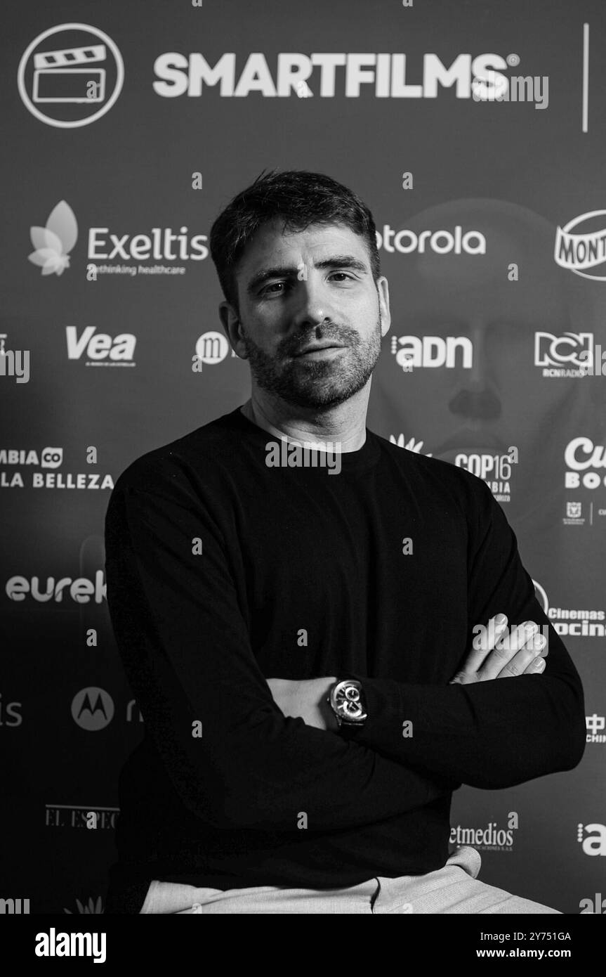 Bogotà, Colombia. 27 settembre 2024. [NOTA DELL'EDITORE: IMMAGINE ELABORATA IN BIANCO E NERO COME ALTERNATIVA] Ramiro Navarro co-produttore di My Penguin Friend Poses durante un servizio fotografico nella sala stampa del festival cinematografico SMARTFILMS a Bogotà, Colombia, 27 settembre 2024. Foto di: Mapu H./Long Visual Press credito: Long Visual Press/Alamy Live News Foto Stock