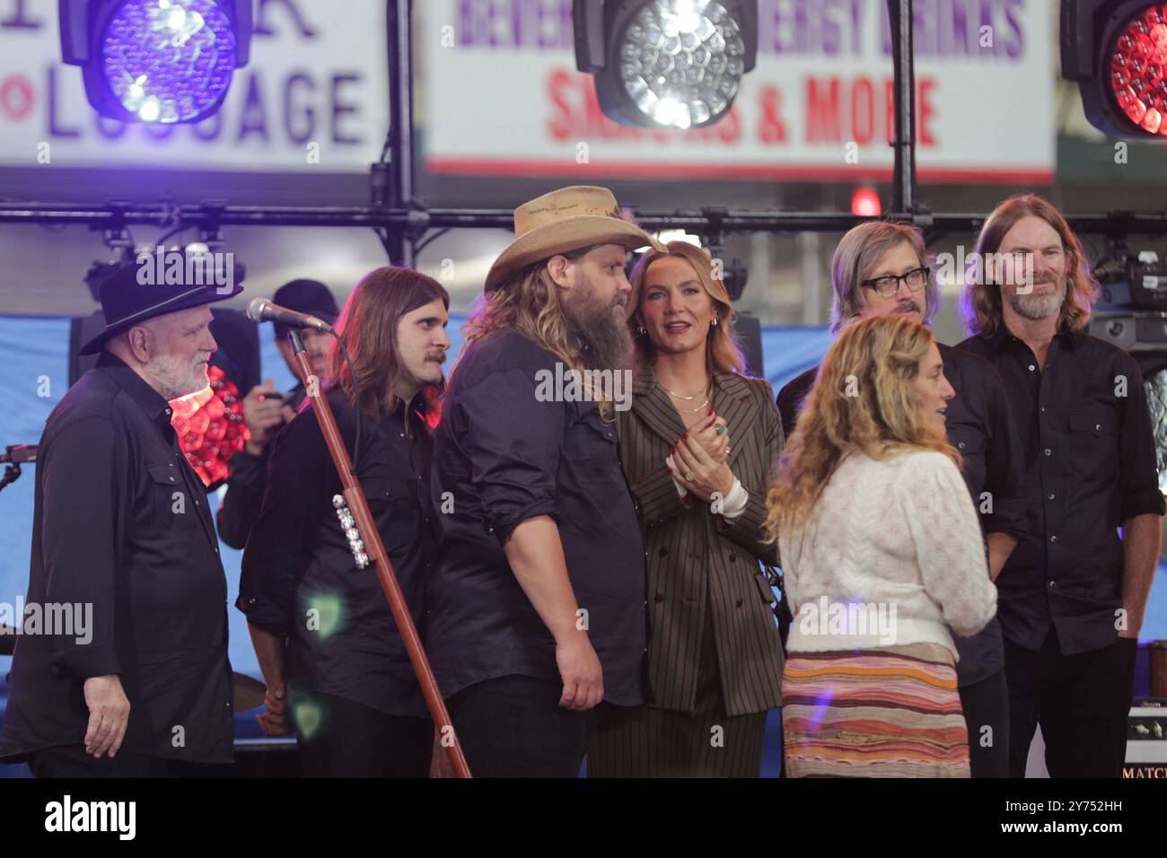 New York, NY - 27 settembre 2024: Chris Stapleton e sua moglie, Morgane Stapleton, si esibiscono dal vivo al "Today" Show della NBC al Rockefeller Center di New York. La coppia ha consegnato un set pieno di anima, catturando la folla con le loro armonie e la loro presenza potente. Lo spettacolo faceva parte della serie di concerti estivi "Today" Shows, attirando fan da tutta la città per godersi l'esperienza musicale dal vivo. Foto: Giada Papini Rampelotto/EuropaNewswire Foto Stock