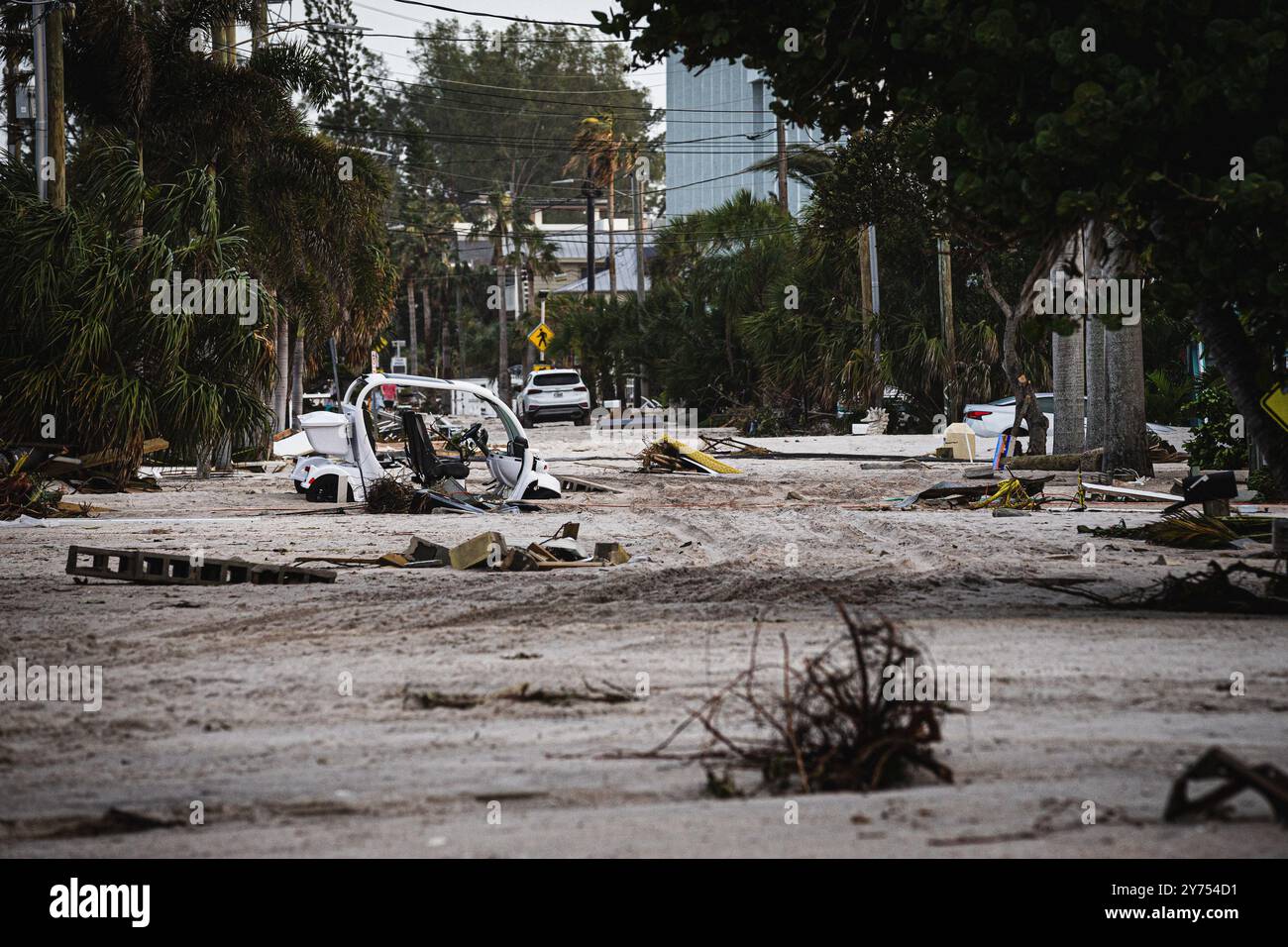 Treasure Island, Florida, Stati Uniti. 27 settembre 2024. Alberi caduti e danni alle proprietà sono presenti a seguito degli effetti devastanti dell'URAGANO HELENE (immagine di credito: © Dave Decker/ZUMA Press Wire) SOLO PER L'USO EDITORIALE! Non per USO commerciale! Foto Stock