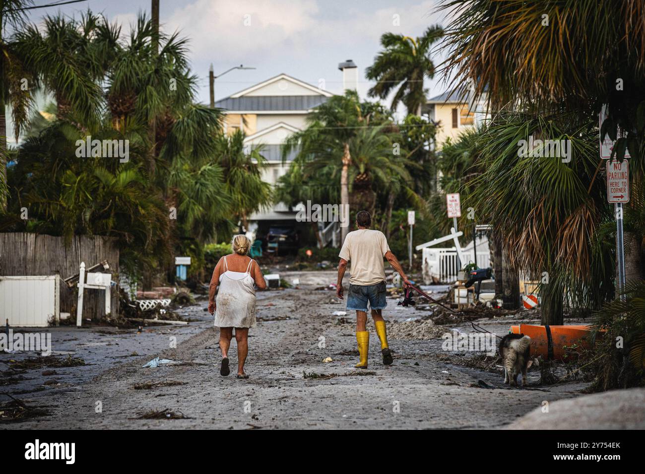 Treasure Island, Florida, Stati Uniti. 27 settembre 2024. Alberi caduti e danni alle proprietà sono presenti a seguito degli effetti devastanti dell'URAGANO HELENE (immagine di credito: © Dave Decker/ZUMA Press Wire) SOLO PER L'USO EDITORIALE! Non per USO commerciale! Foto Stock