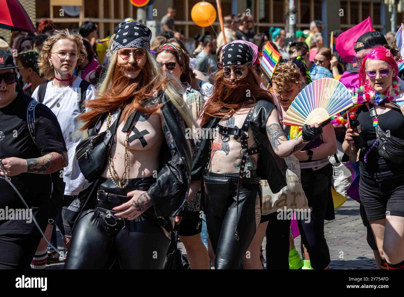 Incrociatori con barbe finte e abiti in pelle alla parata Helsinki Pride 2024 a Mannerheimintie a Helsinki, Finlandia Foto Stock Incrociatori con barbe finte e abiti in pelle alla parata Helsinki Pride 2024 a Mannerheimintie a Helsinki, Finlandia Foto Stock