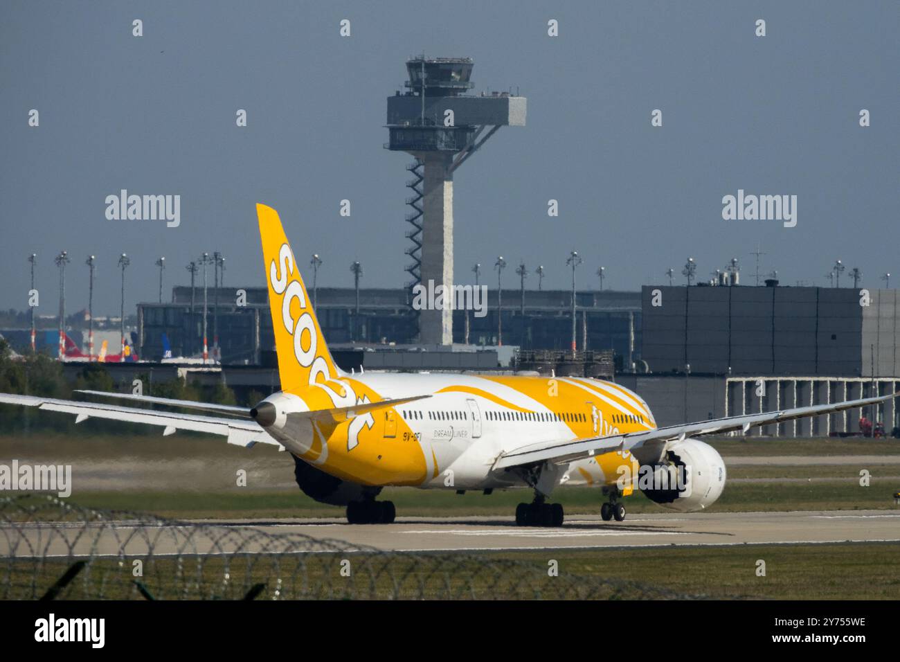 Boeing 787-8 Dreamliner in rullaggio su Brandenburg BER Flughafen Airport Berlin Air Traffic Control Tower Back Germany Europe Scoot Aviation Company Foto Stock