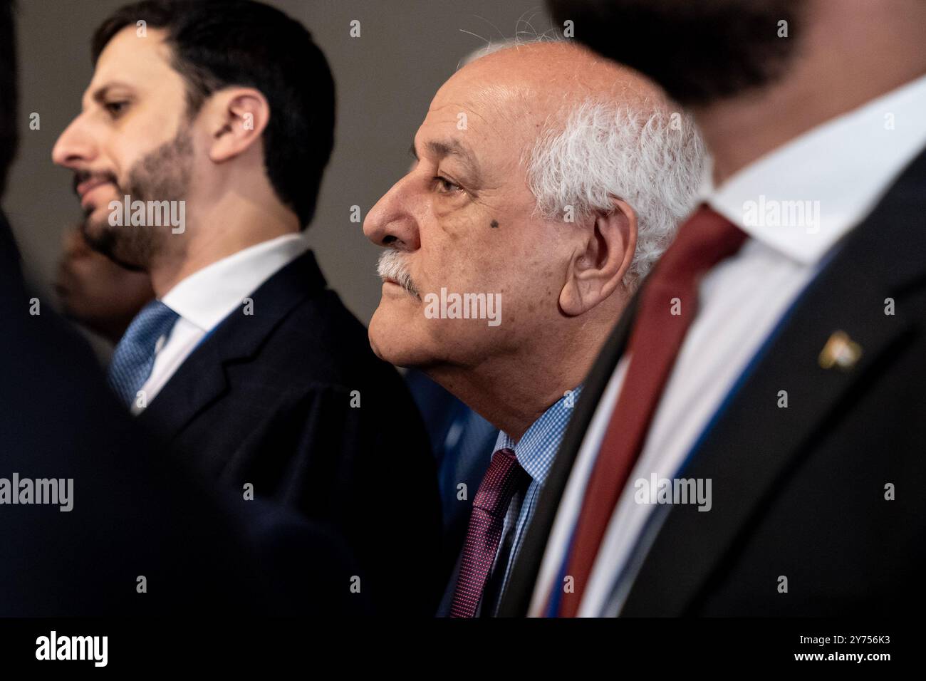 New York, Stati Uniti. 27 settembre 2024. L'ambasciatore Riyad Mansour di Stato della Palestina partecipa all'incontro stampa del ministro degli affari esteri del Regno dell'Arabia Saudita, il principe Faysal bin Farhan al Saud, in vista della riunione del Consiglio di sicurezza sulla situazione in Medio Oriente presso la sede delle Nazioni Unite a New York il 27 settembre 2024. (Foto di Lev Radin/Sipa USA) credito: SIPA USA/Alamy Live News Foto Stock