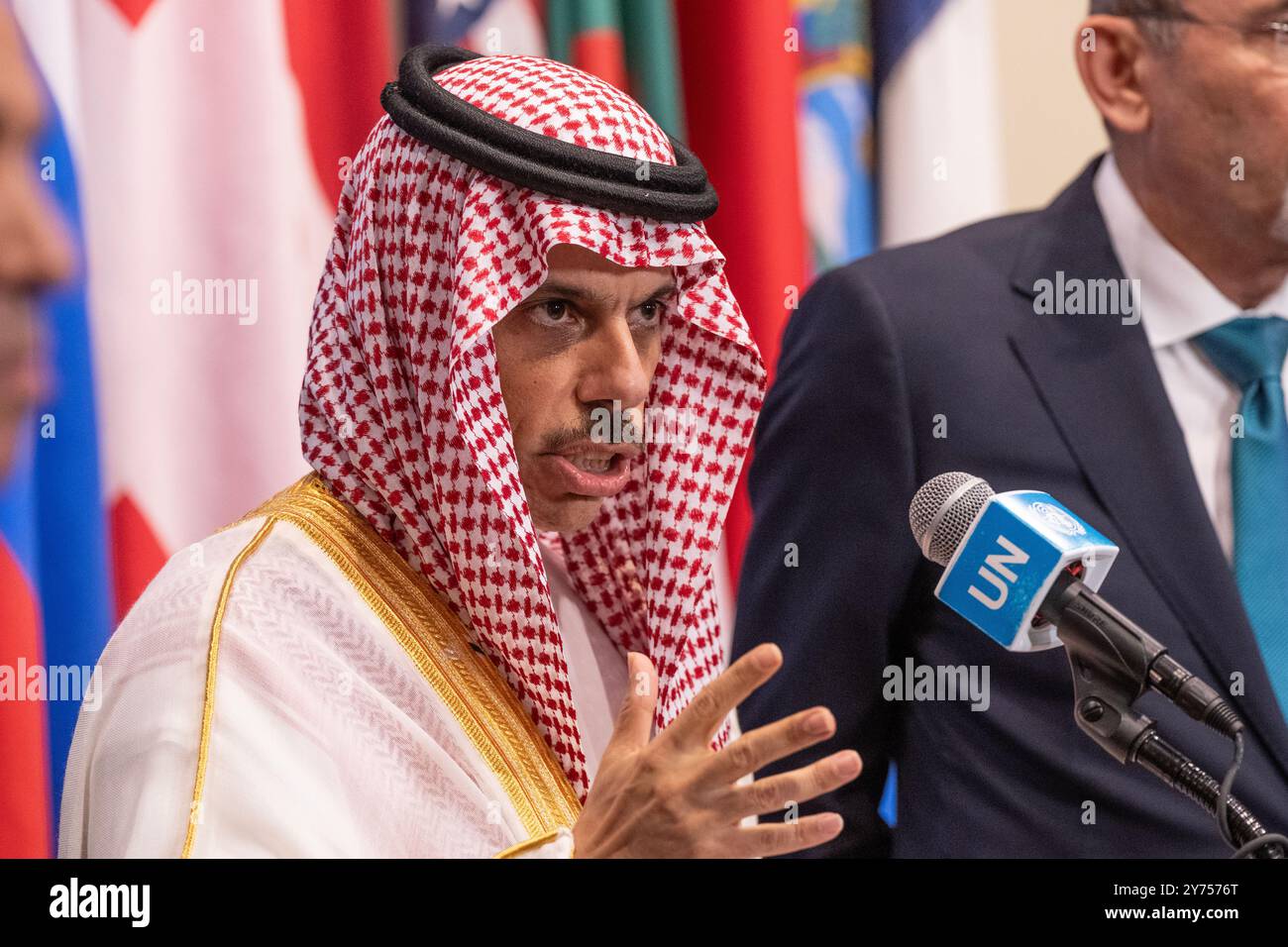 New York, NY, USA, 27 settembre 2024: Incontro stampa del ministro degli affari esteri del Regno dell'Arabia Saudita, il principe Faysal bin Farhan al Saud, in vista della riunione del Consiglio di sicurezza sulla situazione in Medio Oriente presso la sede delle Nazioni Unite a New York il 27 settembre 2024. Crediti: Lev Radin/Alamy Live News Foto Stock