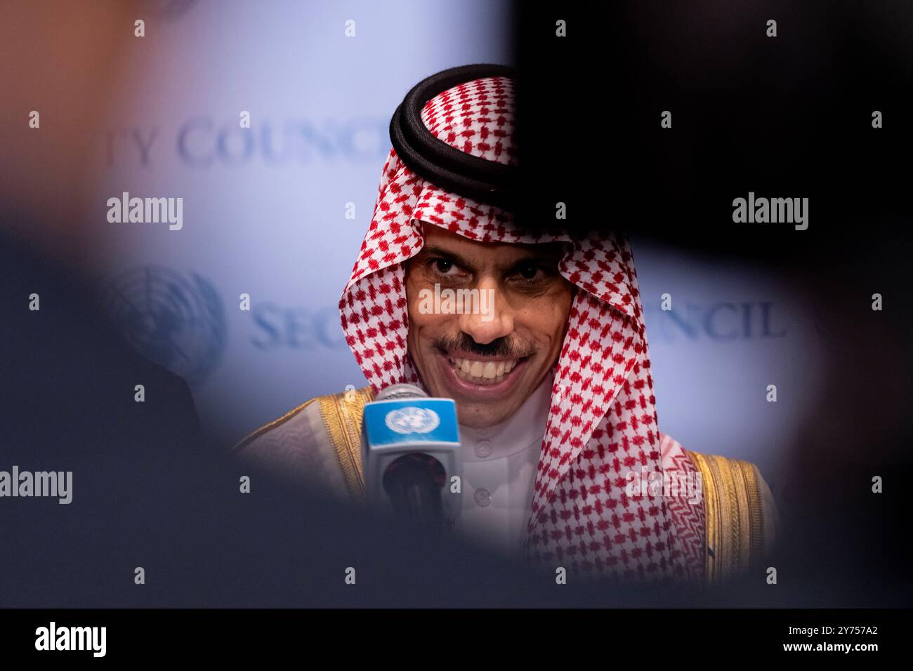 New York, NY, USA, 27 settembre 2024: Incontro stampa del ministro degli affari esteri del Regno dell'Arabia Saudita, il principe Faysal bin Farhan al Saud, in vista della riunione del Consiglio di sicurezza sulla situazione in Medio Oriente presso la sede delle Nazioni Unite a New York il 27 settembre 2024. Crediti: Lev Radin/Alamy Live News Foto Stock