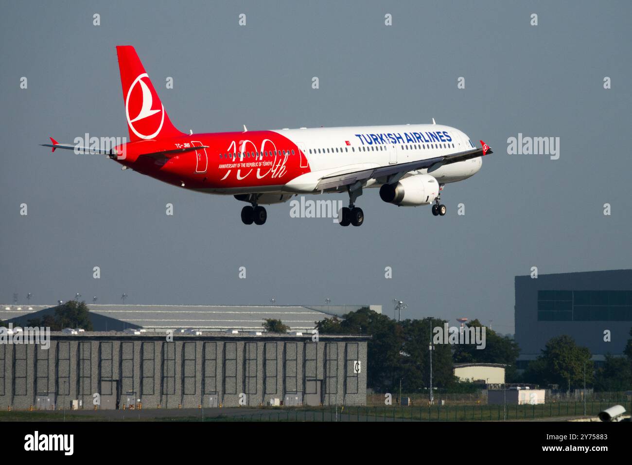 Airbus A321 Turkish Airlines, aereo aereo aereo Jetliner passeggeri Jet Airliner, atterraggio in avvicinamento Foto Stock