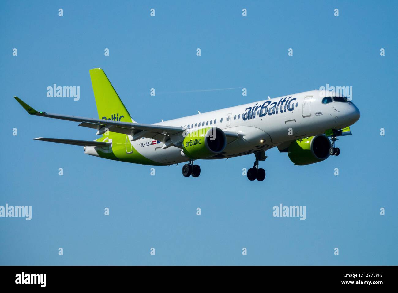 Air Baltic A220 Airways Airline Airlines utilizzava aerei Jets su aerei commerciali aeroplano aeroplano aeroplano Jetliner Jet Passenger Jet Airliner Landing Foto Stock