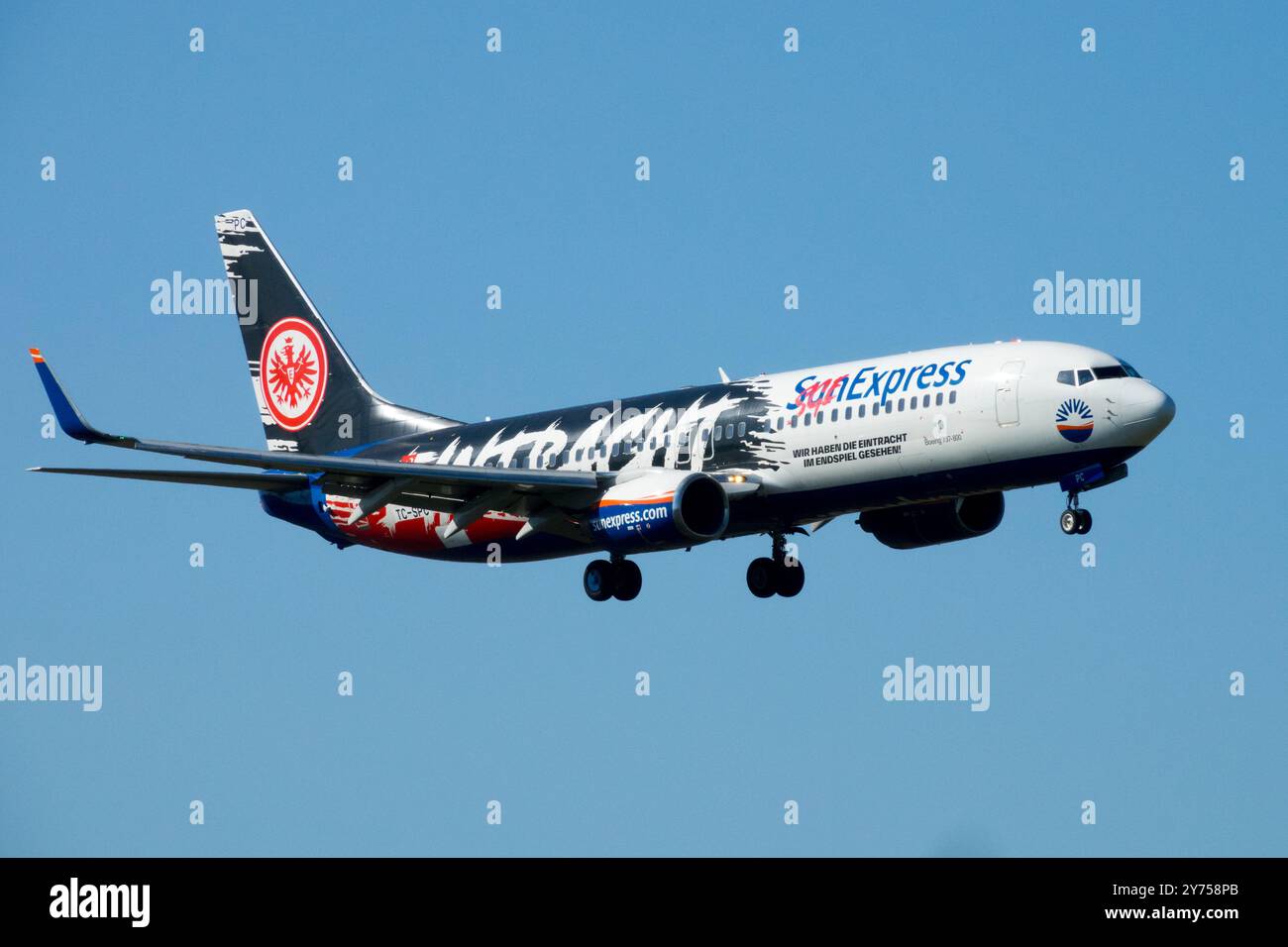Boeing 737 operato da SunExpress FC Eintracht Frankfurt Livery aereo atterrando a Berlino Foto Stock