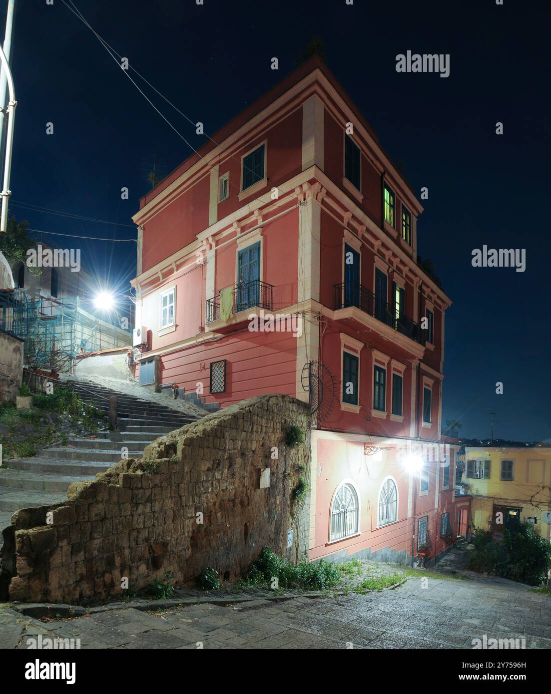 Scalinata per Pedamentina, un borgo storico che collega Vomero con il centro di Napoli Foto Stock