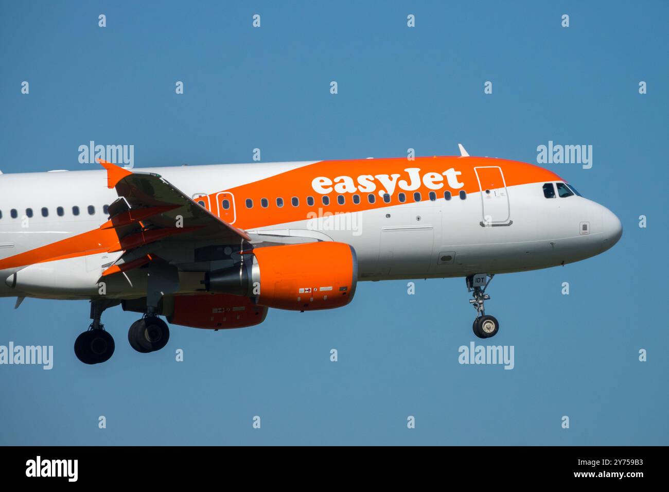 Airbus A320 Aircraft atterraggio aeroplano EasyJet, vista laterale Foto Stock