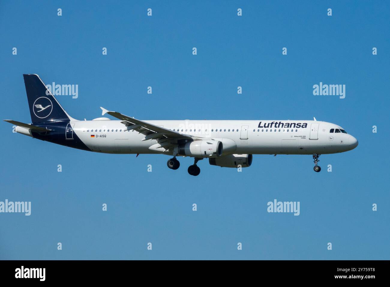 Aereo Lufthansa aereo in avvicinamento per un atterraggio Blue Sky Berlino Germania Foto Stock