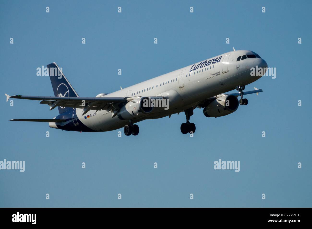 Aereo della Lufthansa in avvicinamento per un atterraggio Berlino Germania Lufthansa Foto Stock