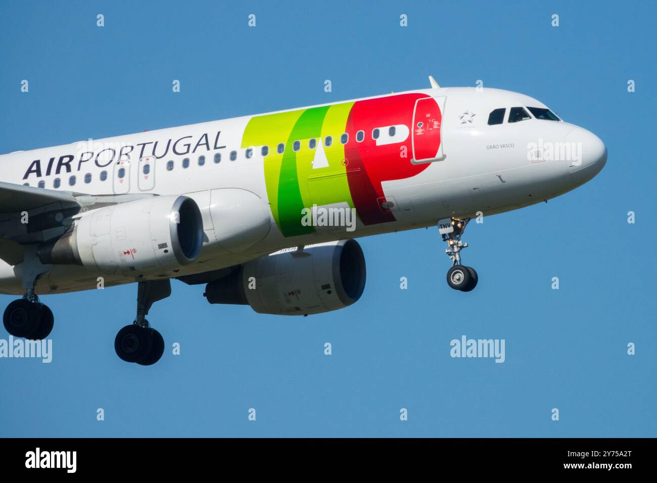 Atterraggio TAP Air Portugal Airline Approach Approach Aircraft Flying Plane Flight Approaches in Blue Sky Berlin Commercial Passenger Jetliner Foto Stock