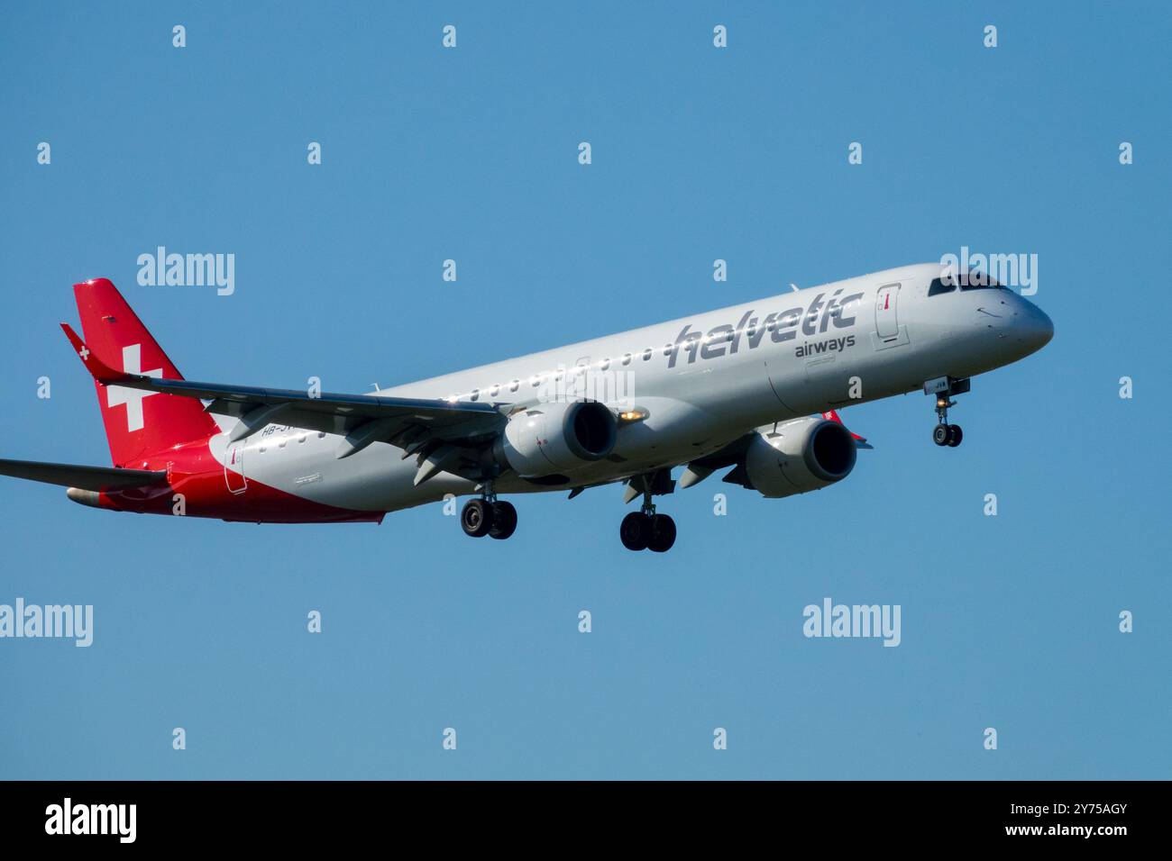 Helvetic Airways aereo Embraer 190 aereo aeroplano Sky aeroplano Jetliner Jet passeggeri atterraggio aereo di linea avvicinamento volo volo volo di avvicinamento Berlino Foto Stock