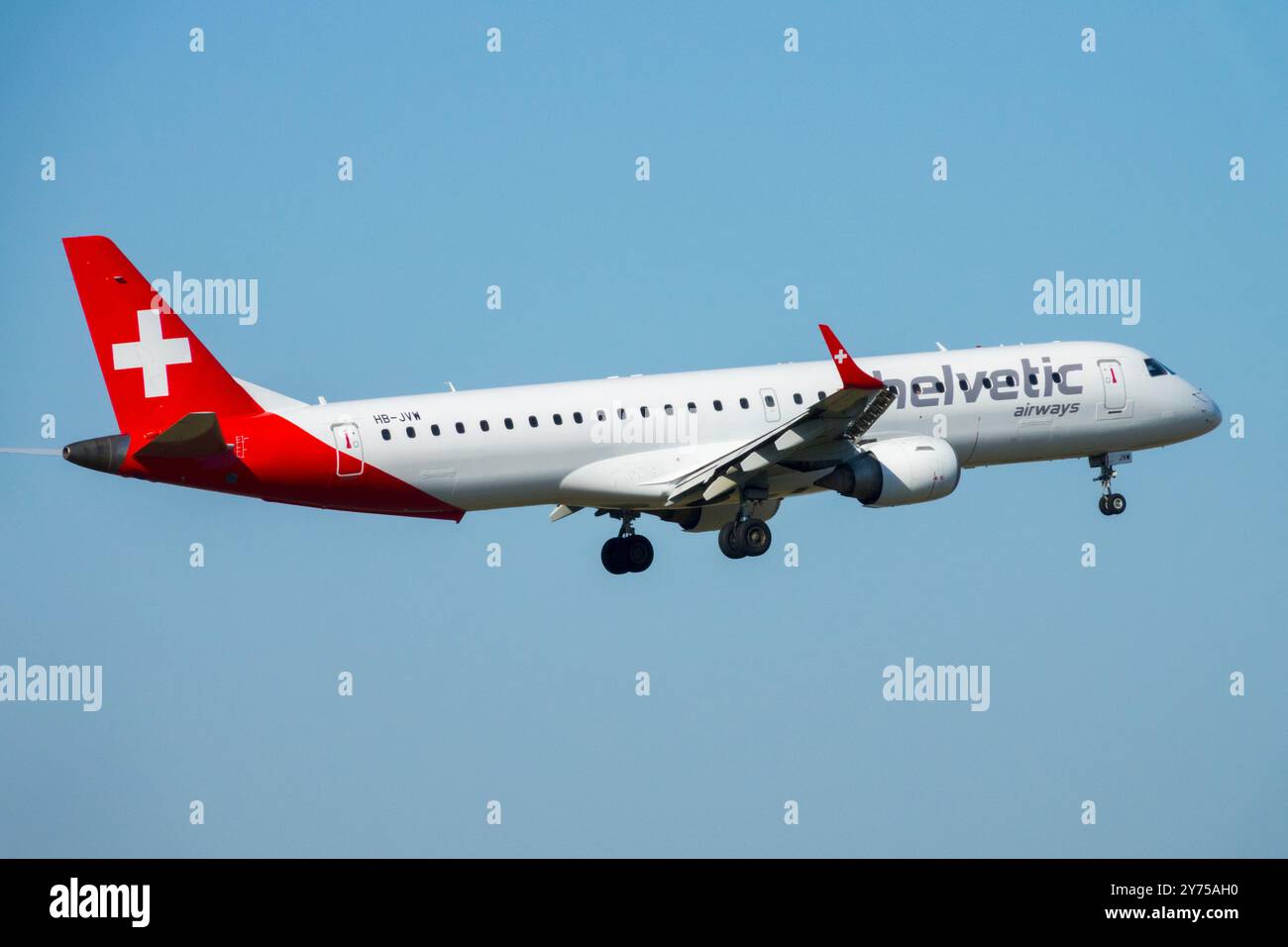 Helvetic Airways aereo Embraer 190 aereo aeroplano Sky aeroplano Jetliner Jet passeggeri atterraggio aereo di linea avvicinamento volo volo volo di avvicinamento Berlino Foto Stock