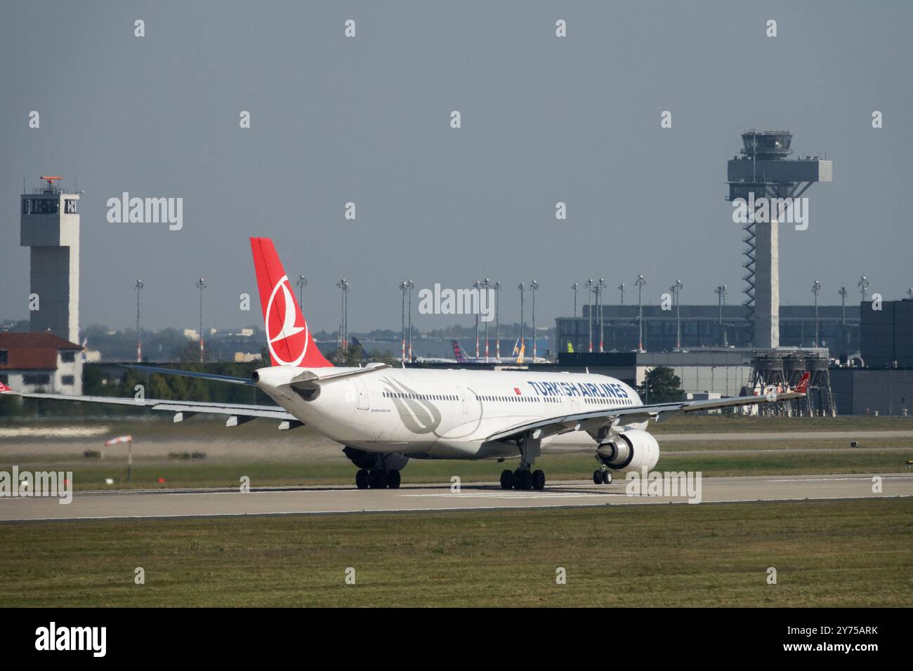 Turkish Airlines aereo aereo aereo aereo aereo aereo Jetliner passeggero Jet Airliner terra Tarmac pista rullaggio torre di controllo del traffico dell'aeroporto di Berlino Foto Stock