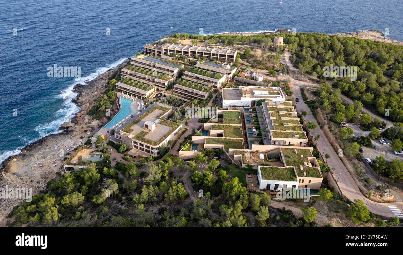 Il Six Senses Hotel a Portinatx a Ibiza, tra i 10 migliori hotel di lusso al mondo Foto Stock