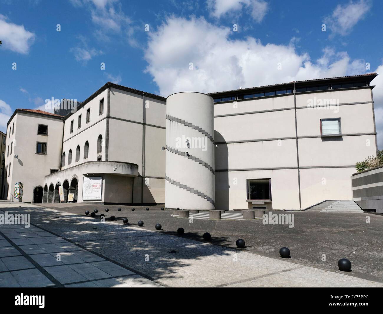 Clermont-Ferrand. Museo Roger Quillot progettato dagli architetti Claude Gaillard e Adrien Fainsilber. Puy de Dome. Alvernia-Rodano-Alpi. Francia - Immagine stock catturata con smartphone