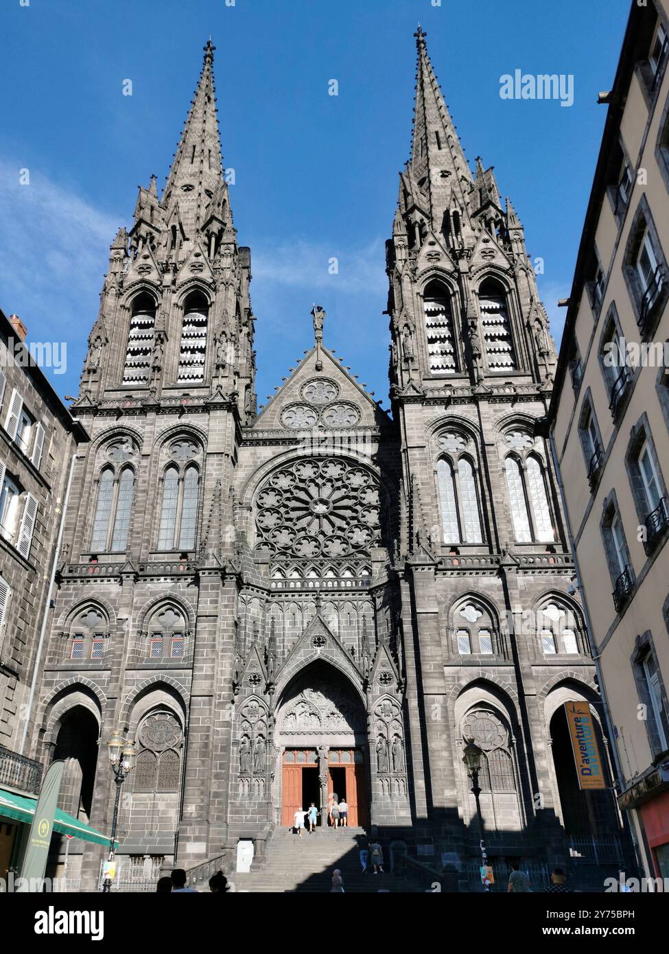 La Cattedrale di Clermont-Ferrand, Notre-Dame-de-l'AssomptionClermont Ferrand, dipartimento Puy de Dome, Auvergne Rodano Alpi, Francia - Immagine stock catturata con smartphone