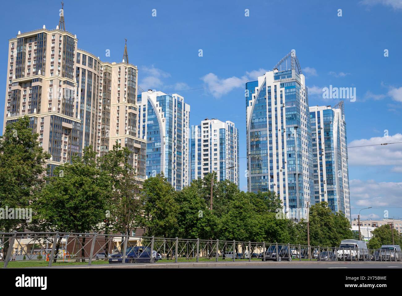 SAN PIETROBURGO, RUSSIA - 30 GIUGNO 2024: Moderni e alti edifici residenziali in via Tipanova. San Pietroburgo Foto Stock
