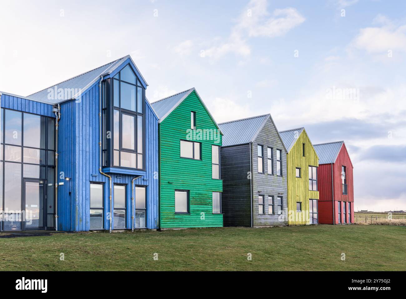 John o'Groats, Scozia, Regno Unito - 3 dicembre 2023: Vista del colorato The Inn John o'Groats Hotel nella contea di Caithness, Scozia, Regno Unito. Foto Stock