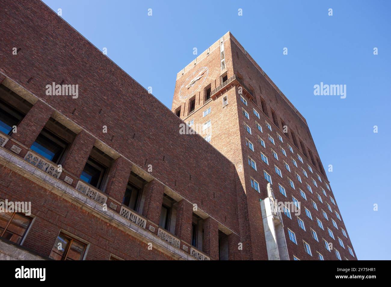 OSLO, NORVEGIA - 17 AGOSTO 2016: Municipio di Oslo (Radhuset) in Norvegia con design in mattoni rossi, vista dal basso Foto Stock
