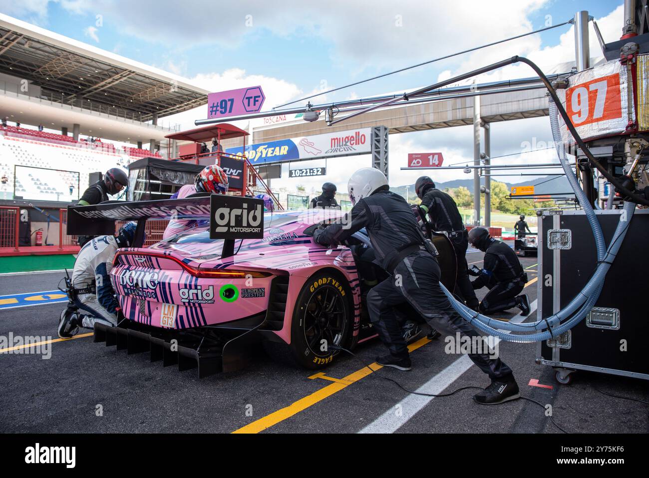 Martin BERRY (SGP), Lorcan HANAFIN (GBR), Jonathan ADAM (GBR) di un team GRID MOTORSPORT BY TF su una Aston Martin Vantage AMR LMGT3 in un pit stop durante le prove libere 2 di ELMS nel Mugello durante ELMS - 4 ore di Mugello, Endurance Race nel Mugello, Italia, settembre 28 2024 Foto Stock