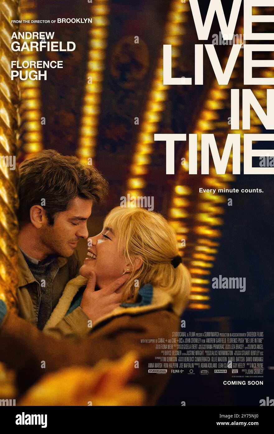 We Live in Time (2024) diretto da John Crowley e interpretato da Andrew Garfield, Florence Pugh e Grace Delaney. Uno chef emergente e un recente divorziato trovano le loro vite per sempre cambiate quando un incontro casuale li riunisce, in una storia d'amore che dura da dieci anni e profondamente commovente. US un foglio poster ***SOLO PER USO EDITORIALE***. Crediti: BFA / StudioCanal Foto Stock