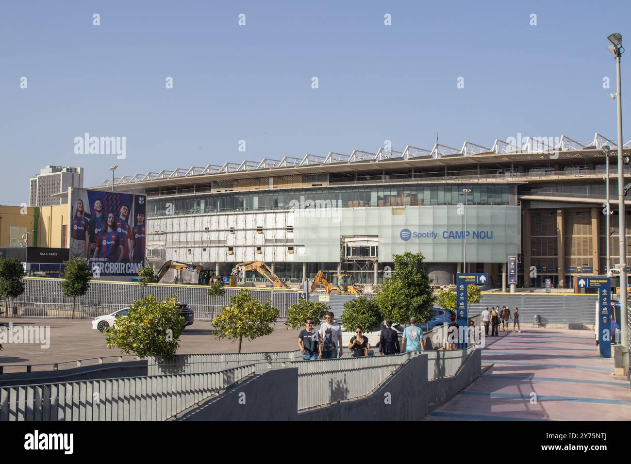 Barcellona, Spagna; 18 luglio 2023: Spotify Camp Nou Renovation. I turisti curiosi visitano ancora il museo di Barca durante i lavori di costruzione. Foto Stock