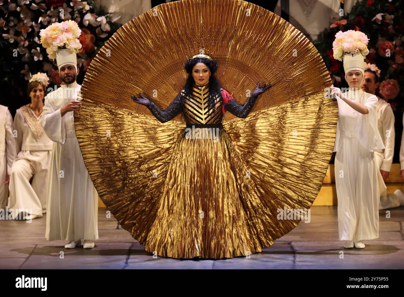 Anna Netrebko als Abigaille und Ensemble während der Fotoprobe für Nabucco in der Staatsoper Unter den Linden a Berlino, 27. Settembre 2024. // Dramma lirico in vier Teilen von Giuseppe Verdi. Musikalische Leitung Bertrand de Billy. Inszenierung Emma Dante. Bühne Carmine Maringola. Kostüme Vanessa Sannino. Premiere AM 2. Ottobre 2024. Staatsoper Berlin Nabucco *** Anna Netrebko come Abigaille e ensemble durante le prove fotografiche per Nabucco allo Staatsoper Unter den Linden di Berlino, 27 settembre 2024 Dramma lirico in quattro parti di Giuseppe Verdi direzione musicale Bertrand de Billy Pro Foto Stock