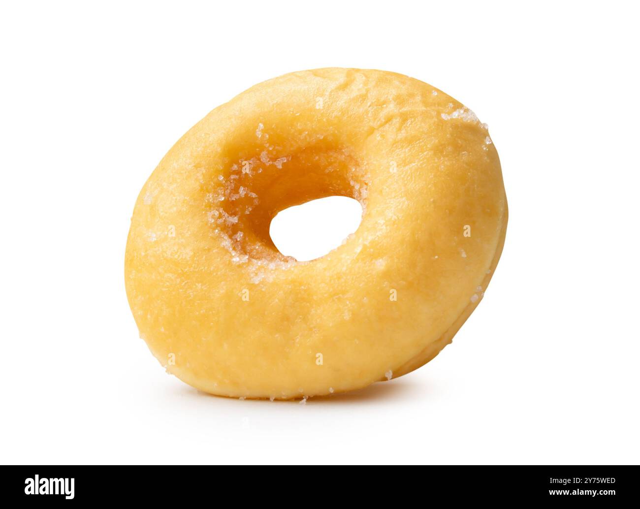La vista frontale della ciambella alla cannella glassata con zucchero di canna è isolata su sfondo bianco con percorso di ritaglio. Foto Stock