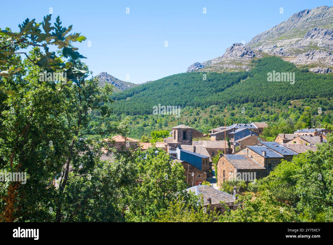 Panoramica del villaggio e Ocejon picco. Valverde de los Arroyos, provincia di Guadalajara, Castilla La Mancha, in Spagna. Foto Stock