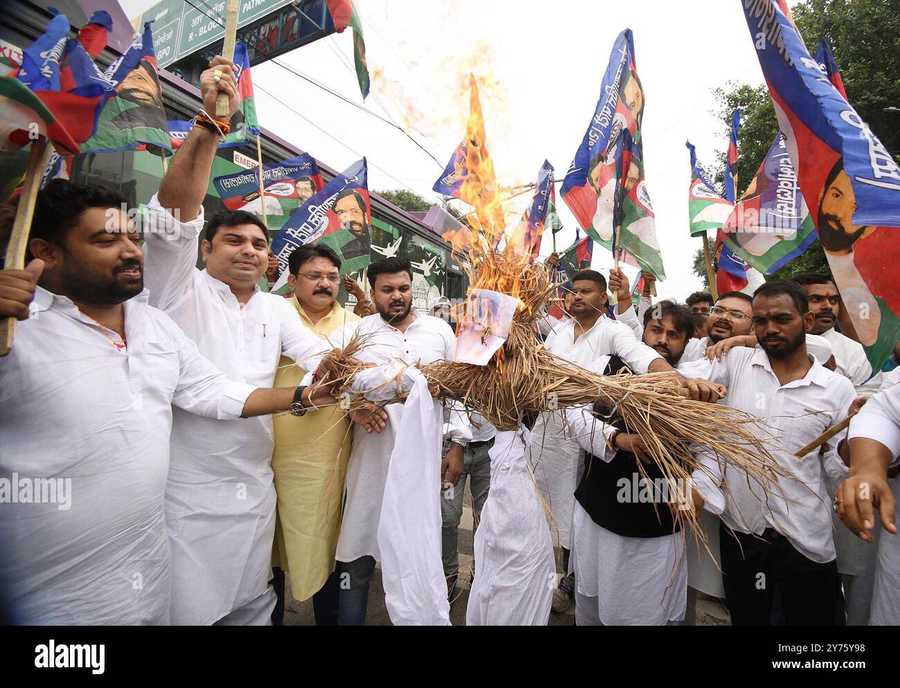 Patna, India. 27 settembre 2024. PATNA, INDIA - SETTEMBRE 27: Membri del partito LOK Janshakti (Ramvilas) bruciano l'effigie del primo ministro del Bengala Occidentale Mamta Banerjee in protesta contro gli attacchi contro gli studenti Bihari nel Bengala Occidentale, alla rotatoria Income Tax il 27 settembre 2024 a Patna, India. (Foto di Santosh Kumar/Hindustan Times/Sipa USA) credito: SIPA USA/Alamy Live News Foto Stock