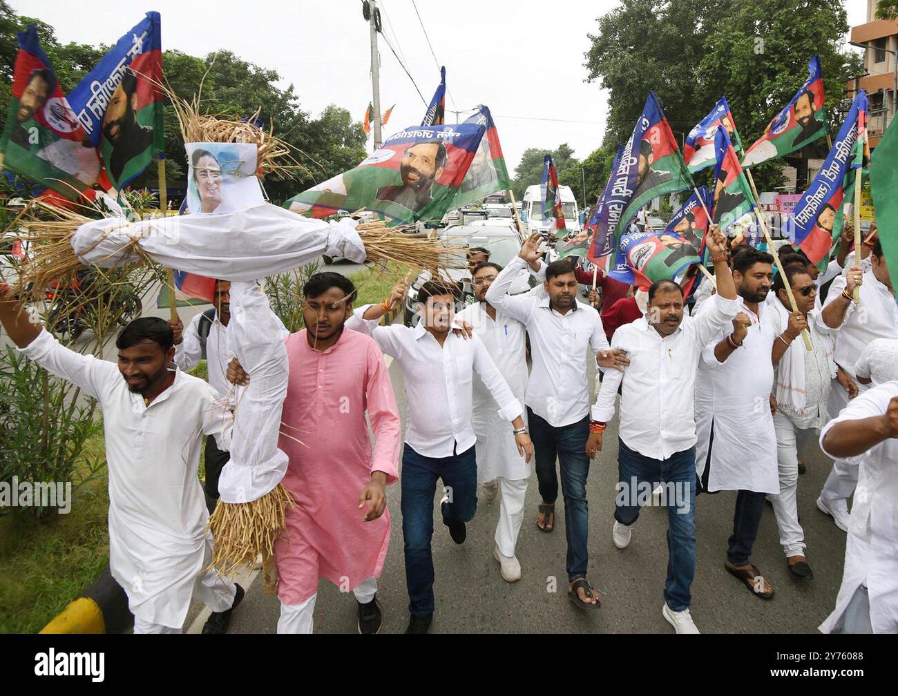 Patna, India. 27 settembre 2024. PATNA, INDIA - SETTEMBRE 27: Membri del partito LOK Janshakti (Ramvilas) che manifestano con effigie del primo ministro del Bengala occidentale Mamta Banerjee in protesta contro gli attacchi contro gli studenti Bihari nel Bengala occidentale, alla rotonda delle imposte sul reddito il 27 settembre 2024 a Patna, India. (Foto di Santosh Kumar/Hindustan Times/Sipa USA) credito: SIPA USA/Alamy Live News Foto Stock